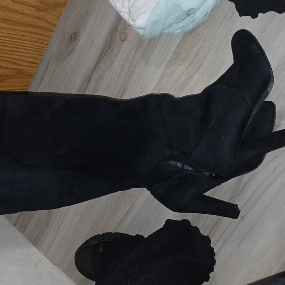BOOTS SIZE W 8, BARELY WORN IN - Picture 2 of 2